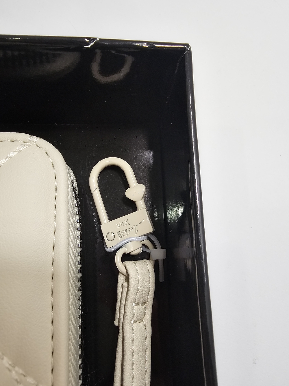Betsey Johnson Chalk White Quilted Hearts Zip Around Wristlet Wallet NIB NWT - Picture 5 of 10